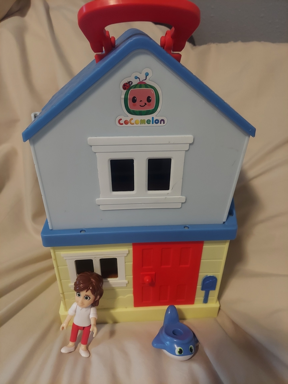 CoComelon Pop N' Play House Playset JJ Mom Shark Potty Accessories